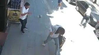 Van'da kaldırımda yürürken tepenize beton düşebilir