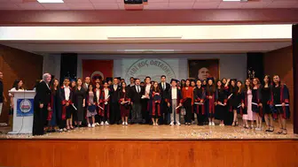 İnönü’de öğrenciler İngilizce sahneyle mezun oldu