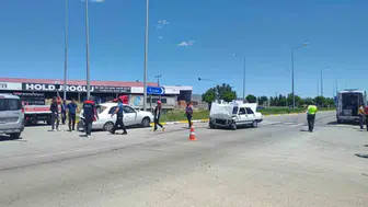 Şarkışla yolunda kaza İki araç kavşakta birbirine girdi