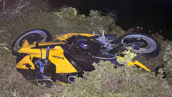 Kuşadası yolunda motosiklet kazası İki genç hastaneye kaldırıldı