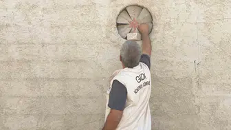 Şanlıurfa'da gıda denetiminde kapı açılmayınca havalandırma deliğini kullandılar