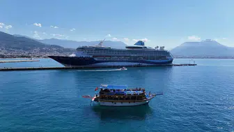Alanya limanı dev kruvaziyeri ağırlıyor