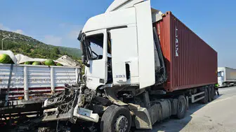 Pozantı yolunda tır kazası trafiği kilitledi
