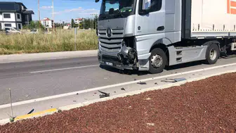 Bolvadin kavşağında tır ve otomobil çarpıştı