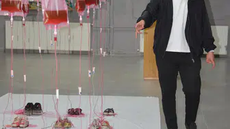 Mezuniyet projesinde çocuk ayakkabılarıyla savaşın acısını anlattı