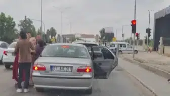 Adana trafiğinde yol verme kavgası Kadınlar ve erkekler birbirine girdi