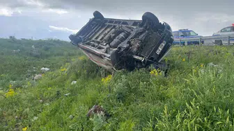 Kars yolunda direksiyon hakimiyetini kaybeden sürücü şarampole uçtu