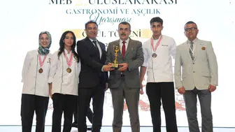 Ayvalıklı genç aşçılar dünya ikincisi oldu