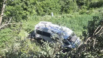 Burdur'da minibüs dehşeti: Tarlaya uçan araçta 8 kişi yaralandı