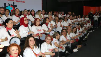 Samsunlu kadınlar darbuka başında stres atıyor