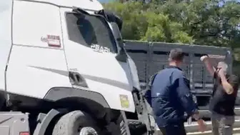 Karacabey yolunda tır kazası trafiği kilitledi