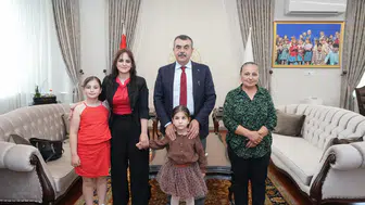 Görme engelli küçük Nil'in müzik hayali Bakan Tekin ile gerçek oldu
