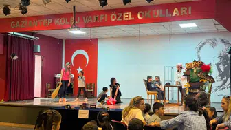 Gaziantep’te veliler teknoloji tarihini sahnede yaşattı