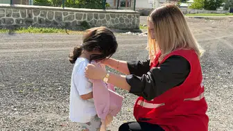 Doğubayazıt’ta miniklere Kızılay’dan giyim desteği