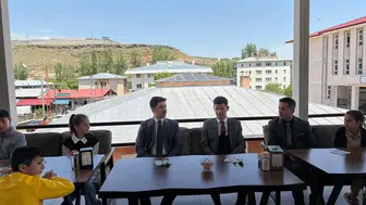 Digor’da minik oyunculara kaymakamdan özel yemek