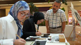 38 yaşında başladığı hat sanatını şimdi öğrencilerine öğretiyor