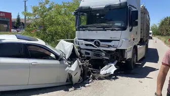 Sivas sanayisinde tır ile otomobil çarpıştı Bir ağır yaralı