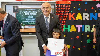 Malatya’da karneler dağıtıldı Başkan Er öğrencilere tatil tavsiyesi verdi
