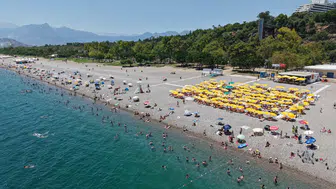 Antalya kavurucu sıcakla tanıştı sahil doldu taştı