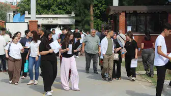 YKS sınavında ehliyet engeli ve değişmeyen okul kapısı manzaraları