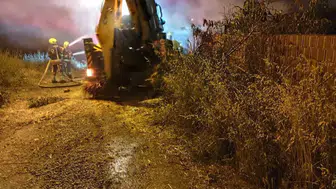 İvrindi’de gece yarısı yangını 200 balya saman küle döndü