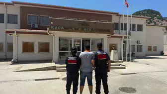 Kuşadası jandarmasından aranan uyuşturucu satıcısına operasyon