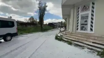 Haziran ayında kış manzarası Karslılar sokaklardaki doluyu kürekle temizledi