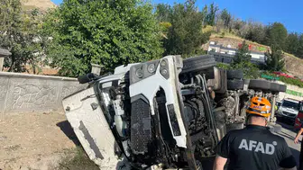 Siirt yolunda tır ve otomobil çarpıştı