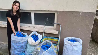 11 yaşındaki Ecenur depremzede arkadaşları için yarım ton kapak topladı