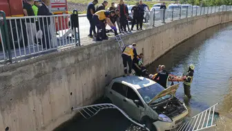 Kayseri'de korkutan kaza Otomobil bariyerleri aşıp kanala uçtu