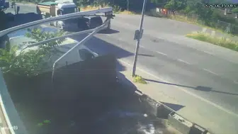 Küçükçekmece’de hafriyat kamyonu ile ticari araç çarpıştı