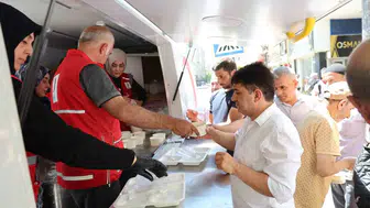 Elazığ’da cuma namazı çıkışı aşure paylaşımı