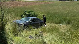 Elazığ’da kontrolden çıkan otomobil tarlaya uçtu