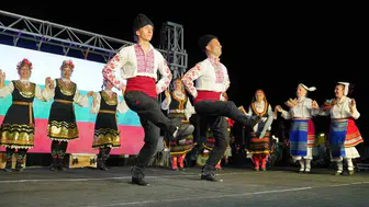 Ayvalık Sarımsaklı’da 750 dansçıyla dünya buluşması yaşandı