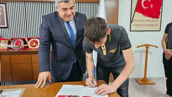 İmam hatipli gençler ilk dergilerini İl Müdürü Sünnetci’ye sundu