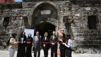 Bitlis’in tarihi hanında hüzün ve yaşam sanatı buluştu