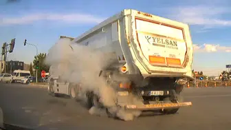 Kahramanmaraş’ta seyir halindeki kamyonun lastiği korku dolu anlar yaşattı
