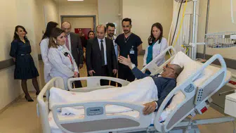 Manisa’da ilk kez uygulanan beyin piliyle Parkinson hastası ayağa kalktı