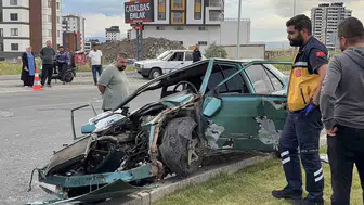 Kayseri'de trafik kazası Otomobil refüje çarptı 4 kişi yaralandı