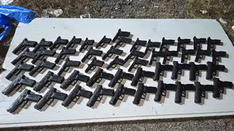 Tuzla’daki bir iş yerinde toprağa gömülü silah deposu bulundu