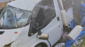 Sivas Kangal'da kamyonet duvara çarptı