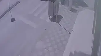 Darıca'da kontrolden çıkan otomobil karşı şeride uçtu