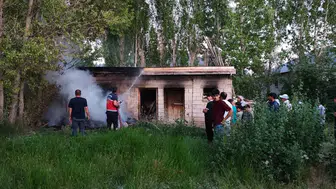 Van Erciş’te çıkan yangın bir aileyi kışlık hazırlıksız bıraktı