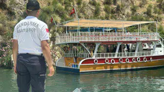 Halfeti baraj gölünde sürüklenen turistleri jandarma kurtardı