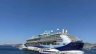 Bodrum limanına dev gemi yanaştı binlerce turist şehre indi