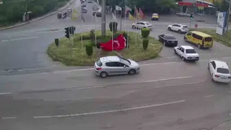 Hatay trafiğinde örnek duyarlılık Yere düşen bayrağı böyle kurtardılar