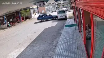 Park halindeki otomobil kendi kendine yola çıkıp minibüse çarptı
