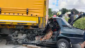 Samsun Bafra'da feci kaza TIR'a çarpan otomobildeki çift hayatını kaybetti