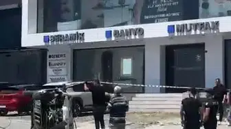 Avcılar'da kontrolden çıkan araç E-5'ten yan yola uçtu