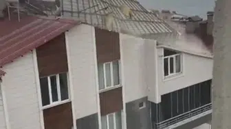 Ahlat'ta rüzgar şiddetini artırdı çatıları yerinden söktü